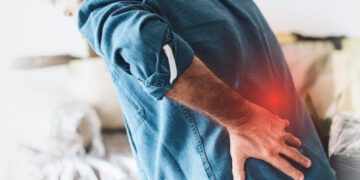 Rwa kulszowa powoduje ból pleców promieniujący do nogi. Sprawdź objawy, czas trwania oraz jak rehabilitacja i terapia manualna pomagają wrócić do sprawności.