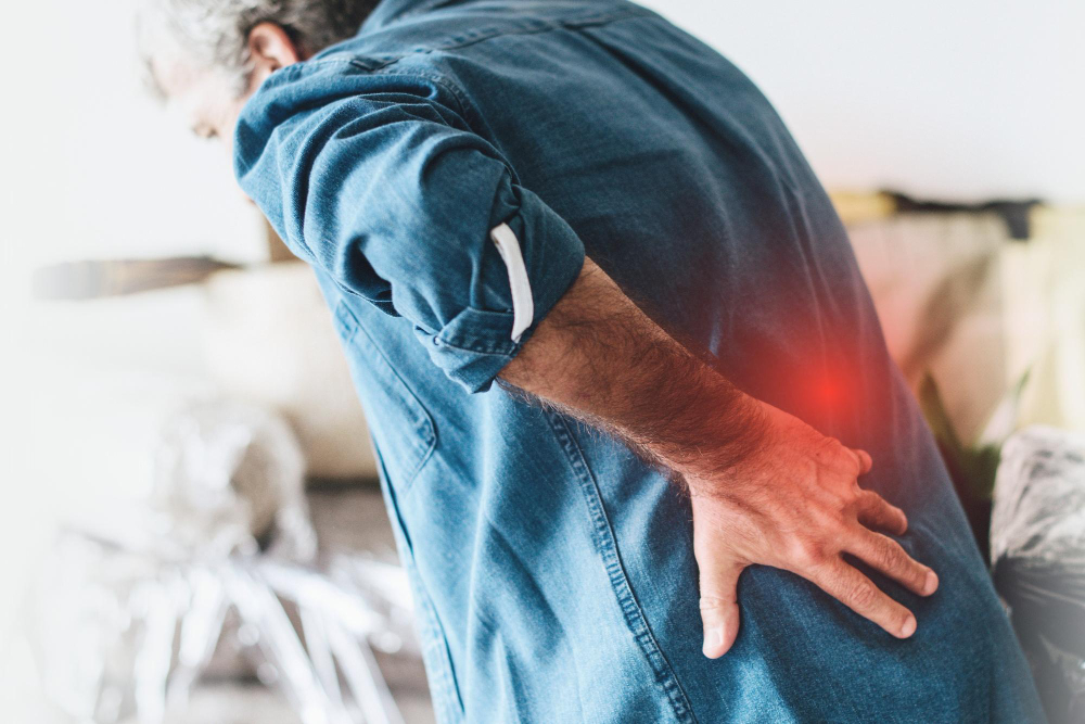 Rwa kulszowa powoduje ból pleców promieniujący do nogi. Sprawdź objawy, czas trwania oraz jak rehabilitacja i terapia manualna pomagają wrócić do sprawności.