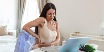 Koksartroza powoduje ból biodra, pachwiny i trudności w chodzeniu. Sprawdź objawy zwyrodnienia stawu biodrowego oraz jak pomaga nowoczesna rehabilitacja.