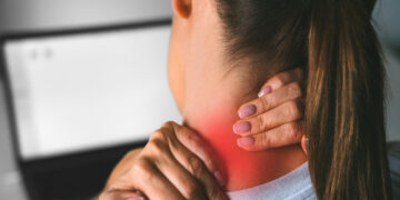 Przepuklina szyjnego odcinka kręgosłupa powoduje ból, drętwienie rąk i problemy neurologiczne. Dowiedz się, jak wygląda skuteczna fizjoterapia w Lublinie.