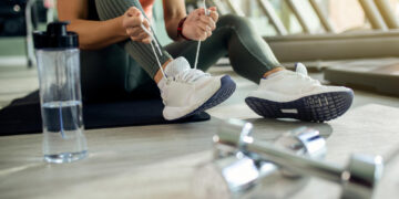 Dowiedz się, jak ćwiczenia rozciągające, wytrzymałościowe i siłowe wpływają na zdrowie. Sprawdź, dlaczego warto skonsultować się z fizjoterapeutą przed startem.